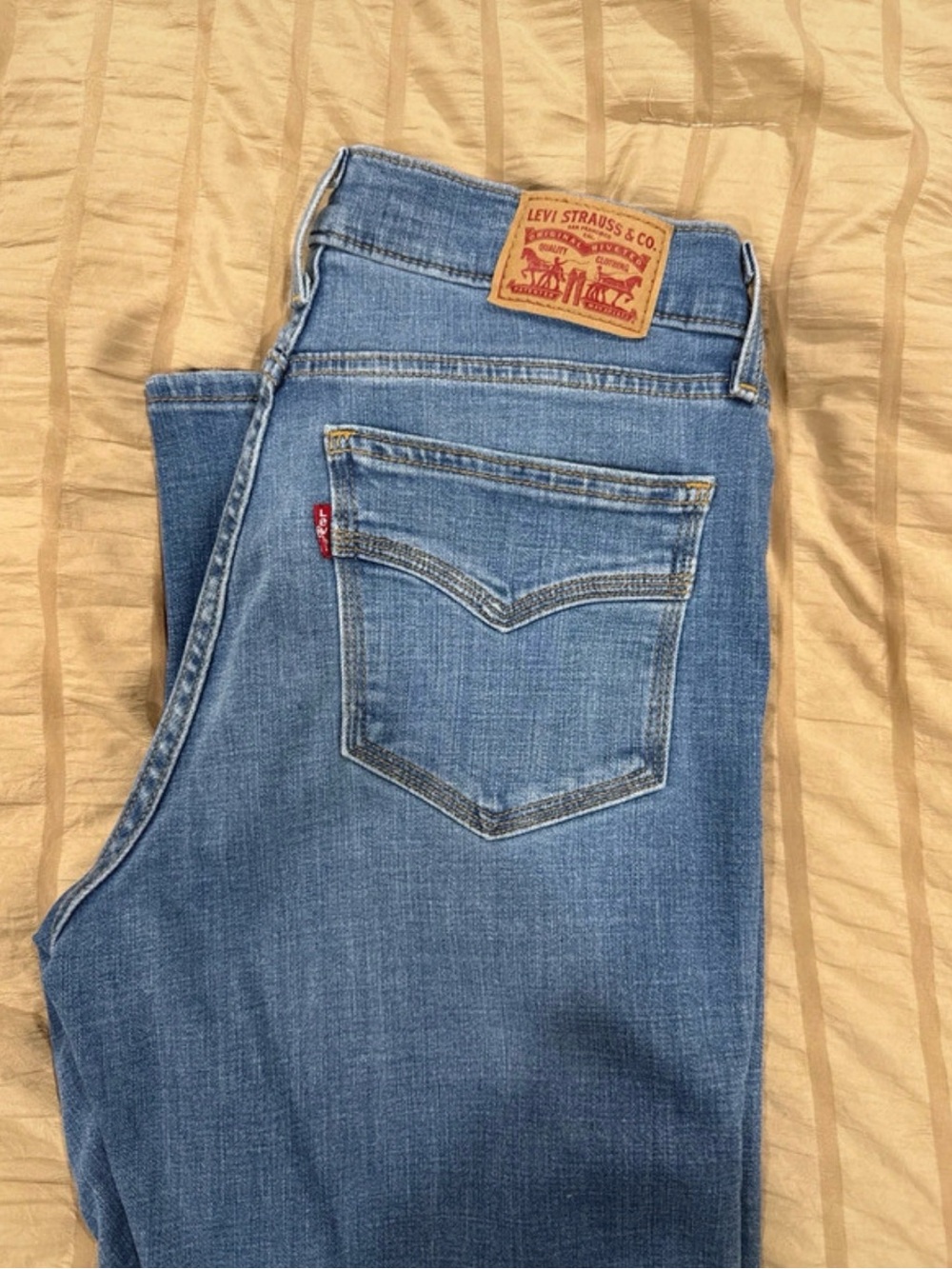 Levi’s Light Wash Bootcut - Picture 2 of 2